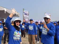 Aksi Peduli Lingkungan “Langit Biru”, Iman Adinugraha Pimpin Kader Demokrat Bersihkan Pantai Citepus