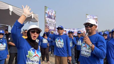 Aksi Peduli Lingkungan “Langit Biru”, Iman Adinugraha Pimpin Kader Demokrat Bersihkan Pantai Citepus